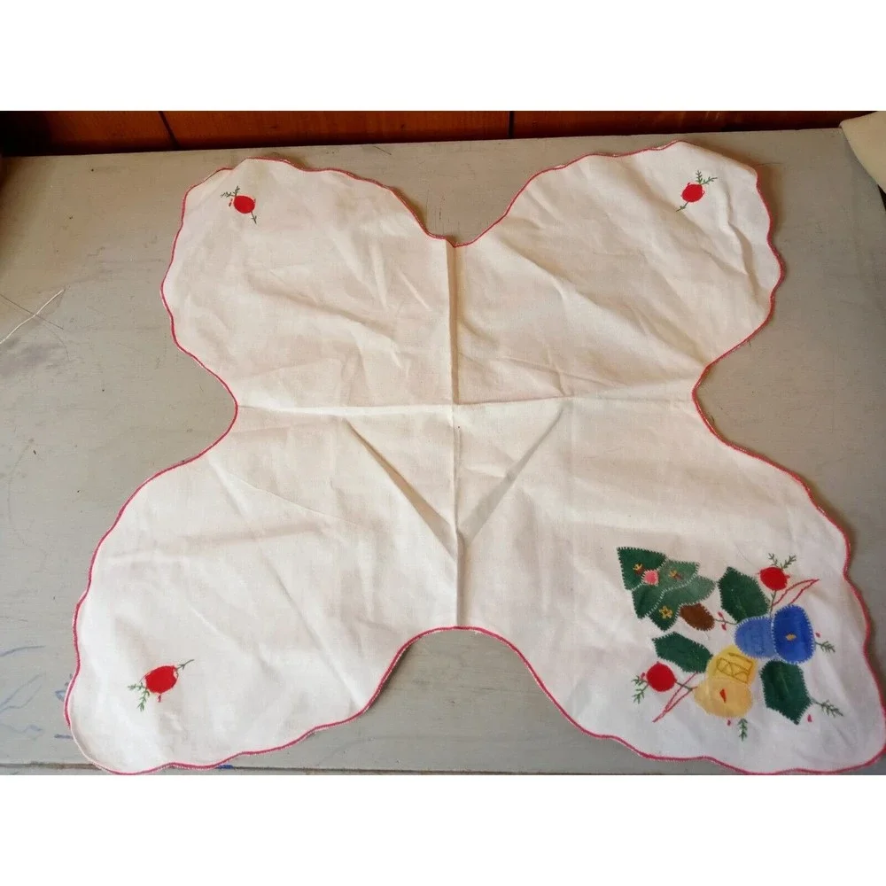 VINTAGE Christmas EMBROIDERED White‎ Bread Basket Linen